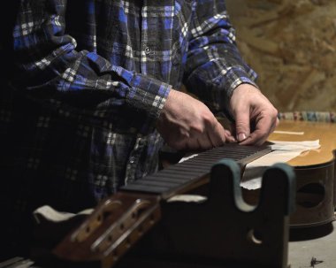 Gitarın boynuna montaj frets.