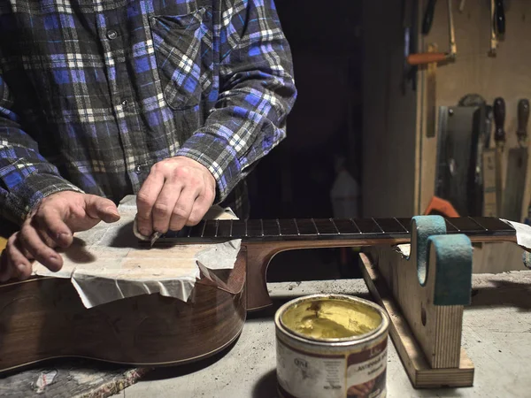 Instalación trastes en el cuello de la guitarra . — Foto de Stock