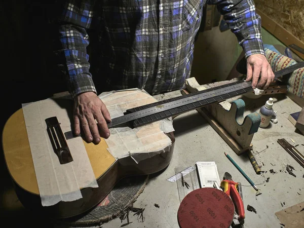 Gitarın boynuna montaj frets.