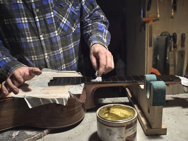 Instalación trastes en el cuello de la guitarra . — Foto de Stock