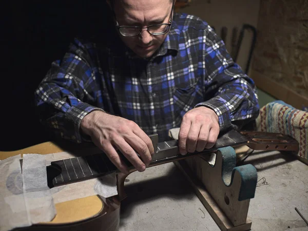 Gitarın boynuna montaj frets.