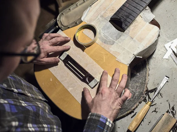 Instalación de puente en el cuerpo de guitarra clásica . — Foto de Stock