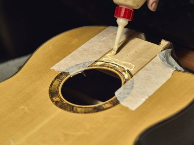 Gitar Soundboard boyun sabitleme.