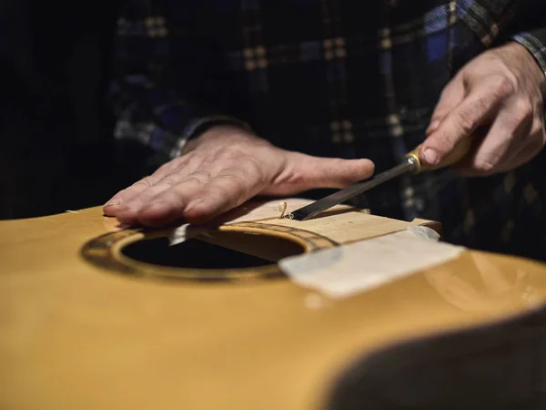 Sujeción del cuello a la caja de resonancia de la guitarra . —  Fotos de Stock