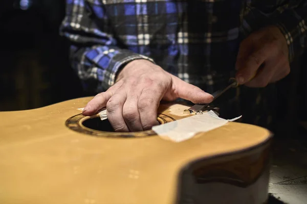Sujeción del cuello a la caja de resonancia de la guitarra . — Foto de Stock