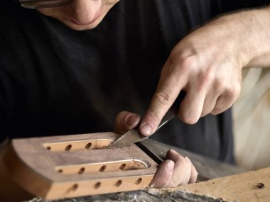 luthier klasik gitar başkanı değiştirir.