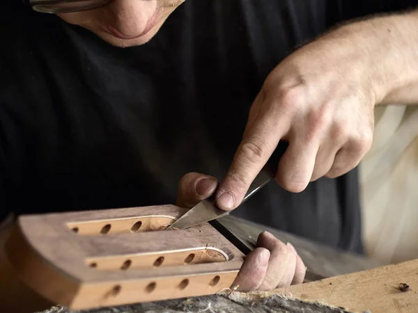 Luthier modyfikuje głowę gitary klasycznej. — Zdjęcie stockowe