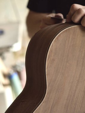 Döngü sırasında klasik gitar zarif vücut.