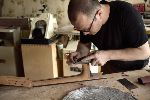 Luthier klasik gitar boyun üzerinde çalışıyor. — Stok fotoğraf