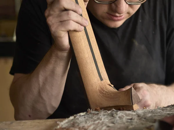 Luthier poleruje ciało gitary klasycznej. — Zdjęcie stockowe