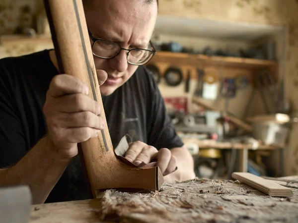 Luthier poleruje ciało gitary klasycznej. — Zdjęcie stockowe