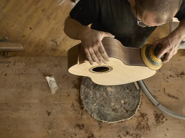 Luthier pule el cuerpo de la guitarra clásica . —  Fotos de Stock
