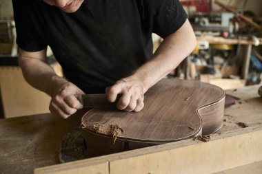 Luthier klasik gitar vücut shuffles.