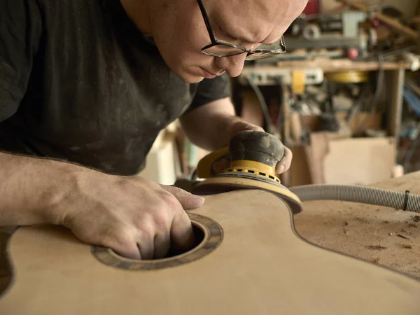 Luthier klasik gitar vücut parlatır. — Stok fotoğraf