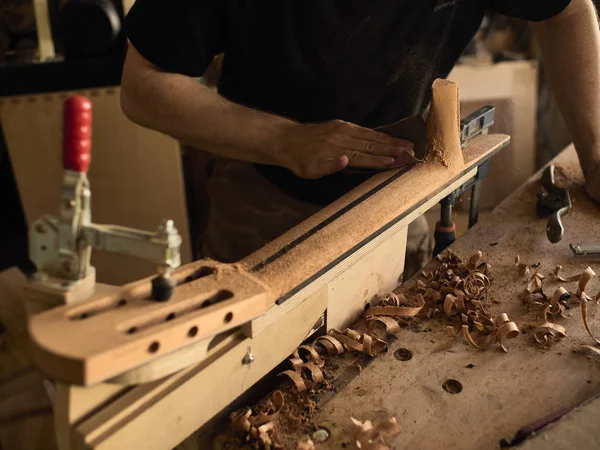 De gitaar Master maakt gitaar nek. — Stockfoto