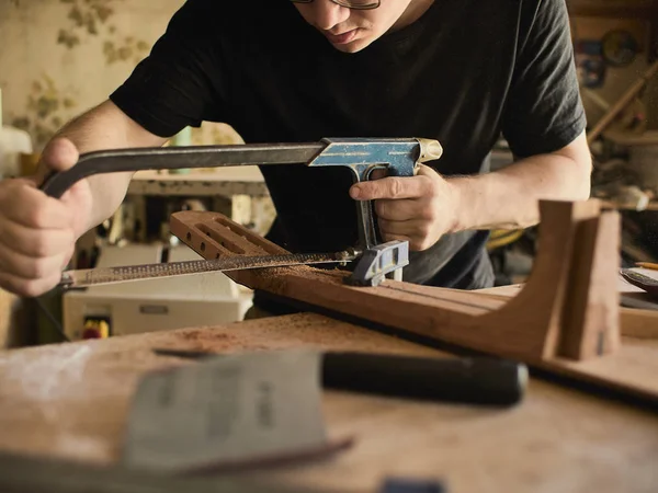 Gitar ustası gitar boyun yapar.