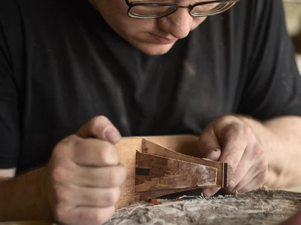 Luthier poleruje ciało gitary klasycznej. — Zdjęcie stockowe