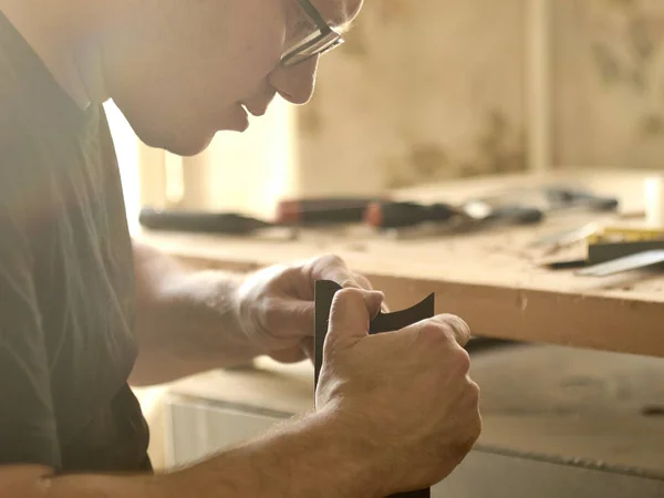 Luthier pule el cuerpo de la guitarra clásica . — Foto de Stock