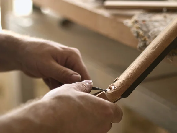 Luthier polishes the body of classical guitar. — Stock Photo, Image