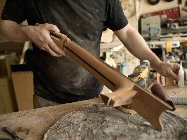 Luthier travaille sur le cou de la guitare classique . — Photo