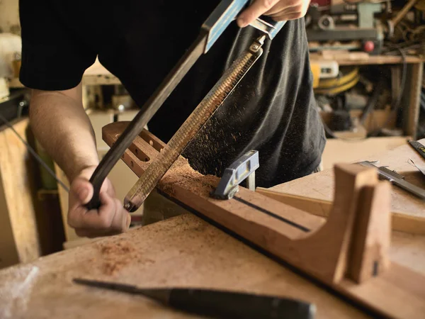 Gitar ustası gitar boyun yapar.