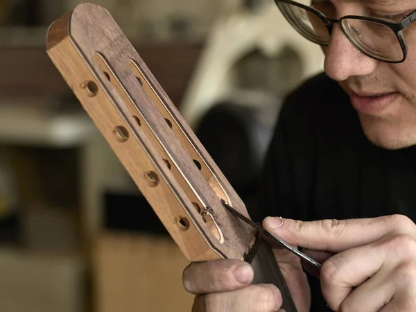 Luthier modifica la cabeza de la guitarra clásica . —  Fotos de Stock