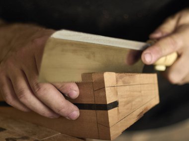 Luthier klasik gitar bir boyun bloğu yapar.