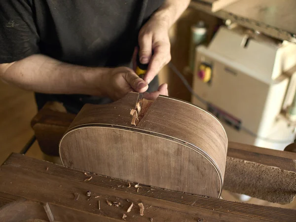 Luthier hace un bloque de cuello en la guitarra clásica . — Foto de Stock