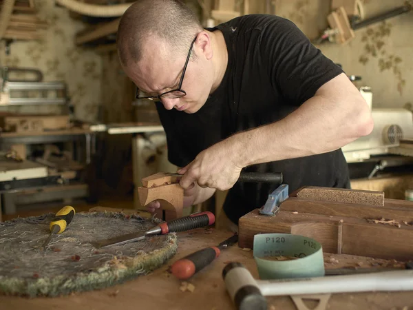 Luthier klasik gitar bir boyun bloğu yapar.