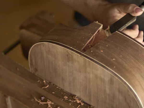 Luthier klasik gitar bir boyun bloğu yapar.