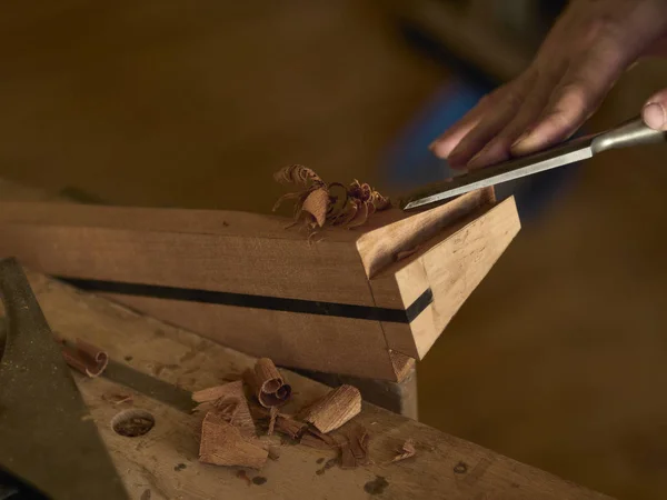 Luthier klasik gitar bir boyun bloğu yapar.