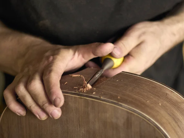 Luthier hace un bloque de cuello en la guitarra clásica . —  Fotos de Stock