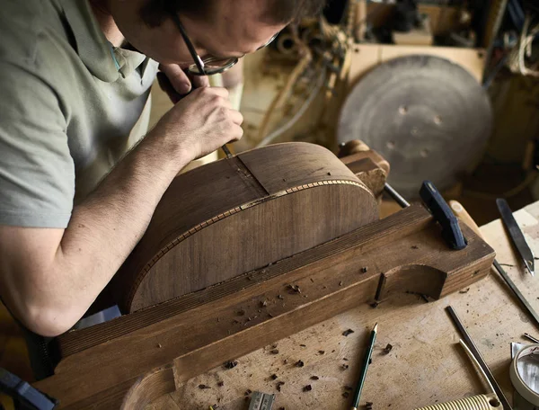 Luthier Instalar Encuadernación en una guitarra . — Foto de Stock