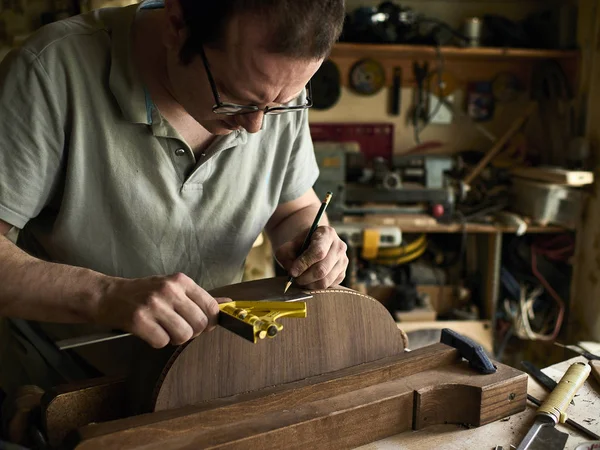 Luthier Instalar Encuadernación en una guitarra . — Foto de Stock