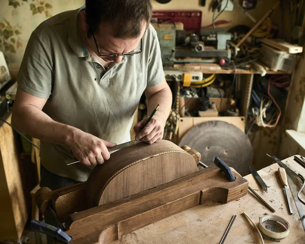 Luthier Bir gitar bağlama yükleyin. — Stok fotoğraf