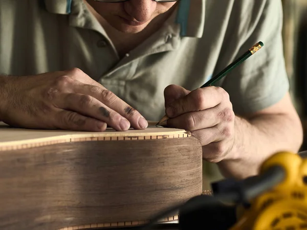 Luthier Instalar Encuadernación en una guitarra . —  Fotos de Stock