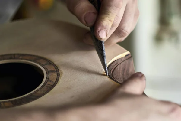 Luthier Instalar Encuadernación en una guitarra . —  Fotos de Stock