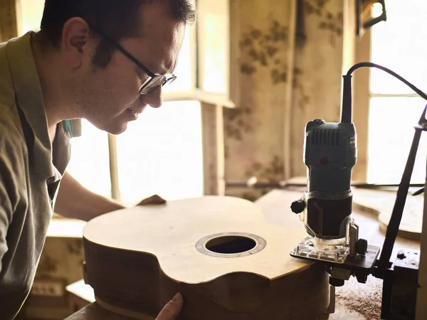 Luthier Install Binding na gitarze. — Zdjęcie stockowe