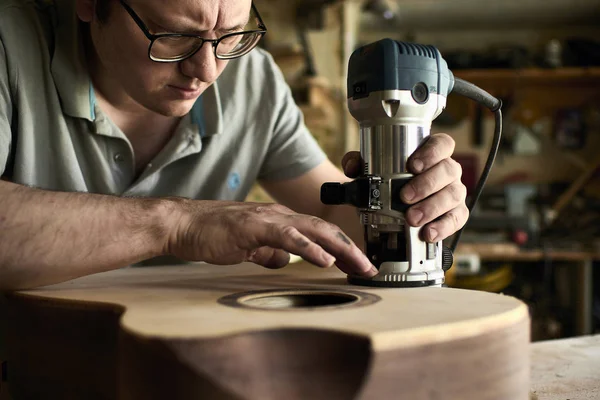 Luthier Instalar Encuadernación en una guitarra . — Foto de Stock