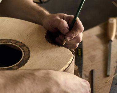 Luthier Bir gitar bağlama yükleyin. 