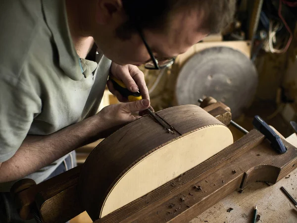 Luthier Instalar Encuadernación en una guitarra . — Foto de Stock