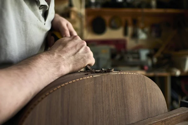 Luthier Instalar Encuadernación en una guitarra . — Foto de Stock
