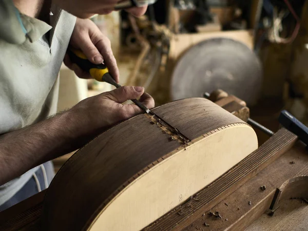 Luthier Instalar Encuadernación en una guitarra . — Foto de Stock