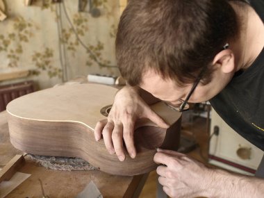 Klasik gitar bir kesit yapma süreci.