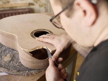 Klasik gitar bir kesit yapma süreci.