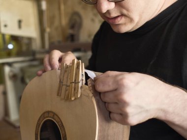 Klasik gitar bir kesit yapma süreci.