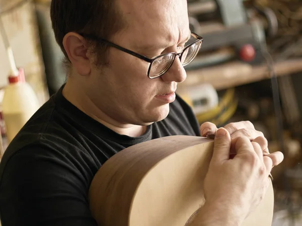 El proceso de hacer un corte en la guitarra clásica . —  Fotos de Stock