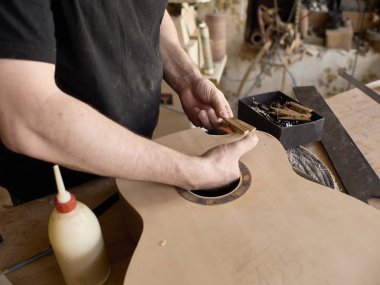 Klasik gitar bir kesit yapma süreci.