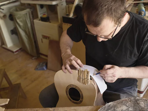 Proces dokonywania cutaway na gitarze klasycznej. — Zdjęcie stockowe