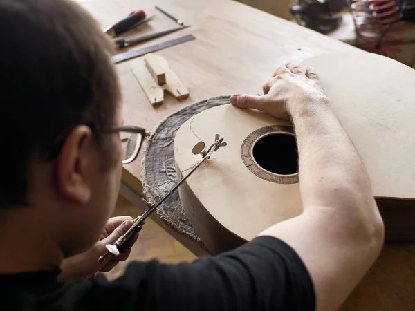 Der Prozess, einen Cutaway auf der klassischen Gitarre zu machen. — Stockfoto